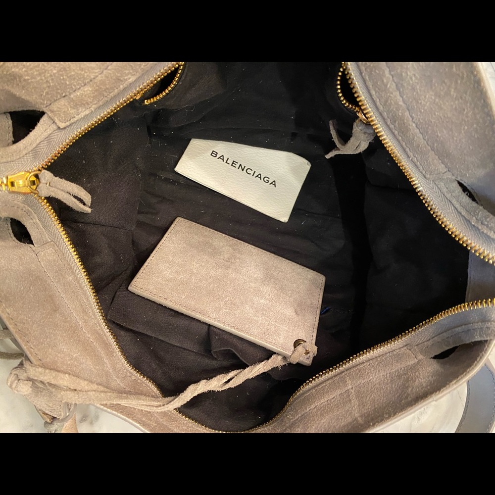 Balenciaga Metallic Edge Suede City Bag,Gray
$2025 - Picture 6 of 6